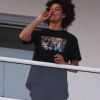 Ahlamalik Williams , le supposé nouveau compagnon de Madonna, fume un joint sur le balcon de son hôtel Faena à Miami. Les enfants de Madonna ont été aperçues sur le même balcon accompagnées de leur nounou. Le 14 décembre 2019