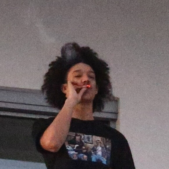Ahlamalik Williams , le supposé nouveau compagnon de Madonna, fume un joint sur le balcon de son hôtel Faena à Miami. Les enfants de Madonna ont été aperçues sur le même balcon accompagnées de leur nounou. Le 14 décembre 2019