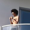 Ahlamalik Williams , le supposé nouveau compagnon de Madonna, fume un joint sur le balcon de son hôtel Faena à Miami. Les enfants de Madonna ont été aperçues sur le même balcon accompagnées de leur nounou. Le 14 décembre 2019