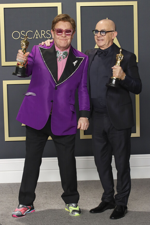 Elton John et Bernie Taupin, lauréats de la meilleure chanson originale pour "(I'm Gonna) Love Me Again, Rocketman" au photocall de la Press Room de la 92ème cérémonie des Oscars 2020 au Hollywood and Highland à Los Angeles, Californie, Etats-Unis, le 9 février 2020.