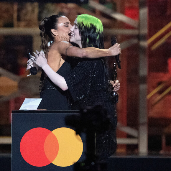 Mel C remet à Billie Eilish l'award du meilleur artiste féminin international aux BRIT Awards 2020. Londres, le 18 février 2020.