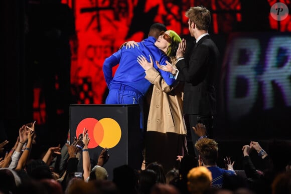 Billie Eilish et son frère Finneas O'Connell remettent à Dave (David Omoregie) l'award du meilleur album britannique aux "Brit Awards 2020" à l'O2 Arena. Londres, le 18 février 2020.