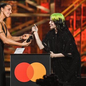 Mel C remet à Billie Eilish l'award du meilleur artiste féminin international aux BRIT Awards 2020. Londres, le 18 février 2020.