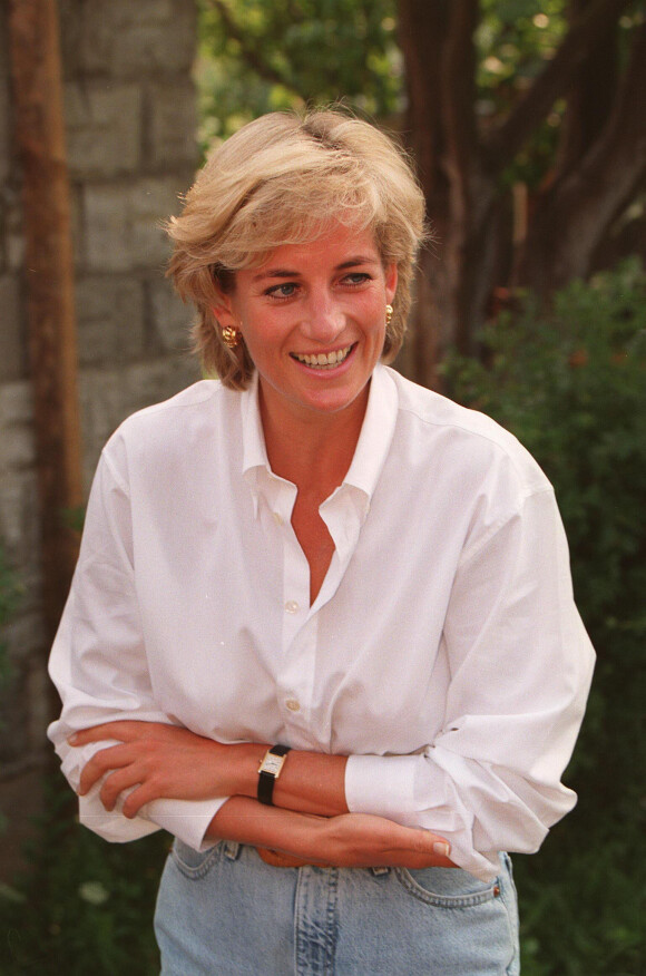 Diana en voyage humanitaire en Afrique en 1997.