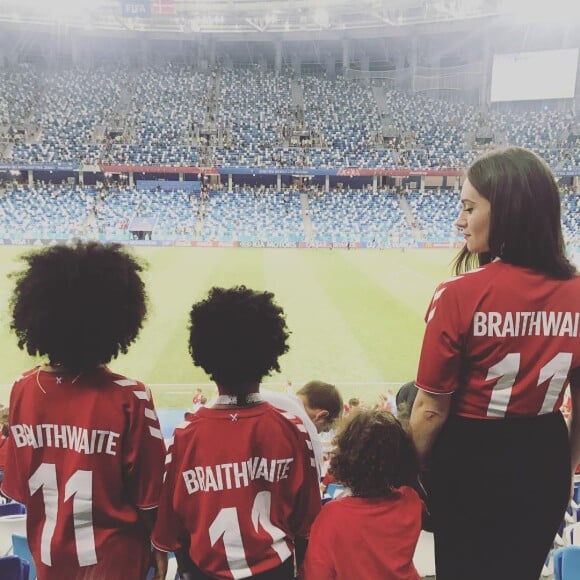 Anne-Laure Louis, épouse du footballeur Martin Braithwaite, et leurs enfants lors d'un match du Danois à la Coupe du monde 2018, photo Instagram du 2 juillet 2018. Le couple attend un quatrième enfant (un quatrième garçon !) pour avril 2020.
