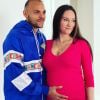 Martin Braithwaite et sa femme Anne-Laure Louis, photo Instagram. Le couple attend un quatrième enfant (un quatrième garçon !) pour avril 2020.