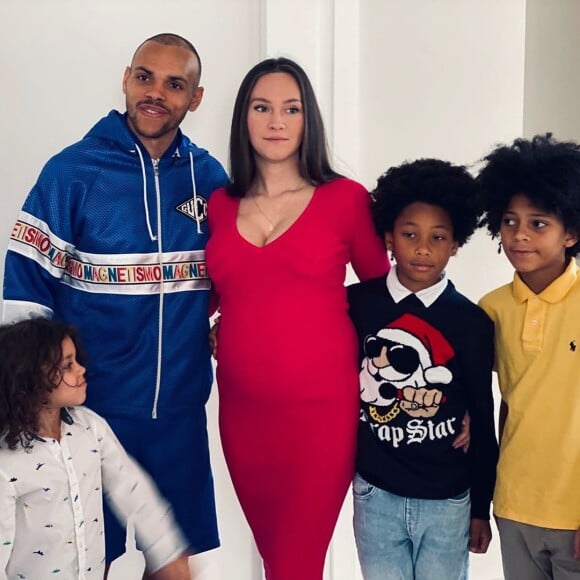 Martin Braithwaite et sa femme Anne-Laure Louis avec leurs trois enfants, photo Instagram fin 2019. Le couple attend un quatrième enfant (un quatrième garçon !) pour avril 2020.