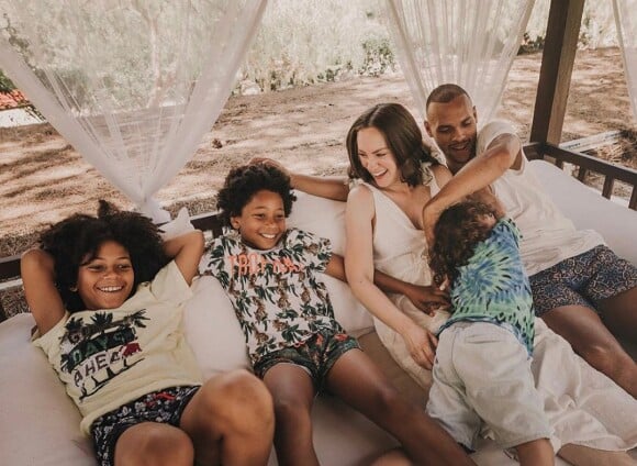 Martin Braithwaite et sa femme Anne-Laure Louis avec leurs enfants, photo Instagram en janvier 2020. Le couple attend un quatrième enfant (un quatrième garçon !) pour avril 2020.
