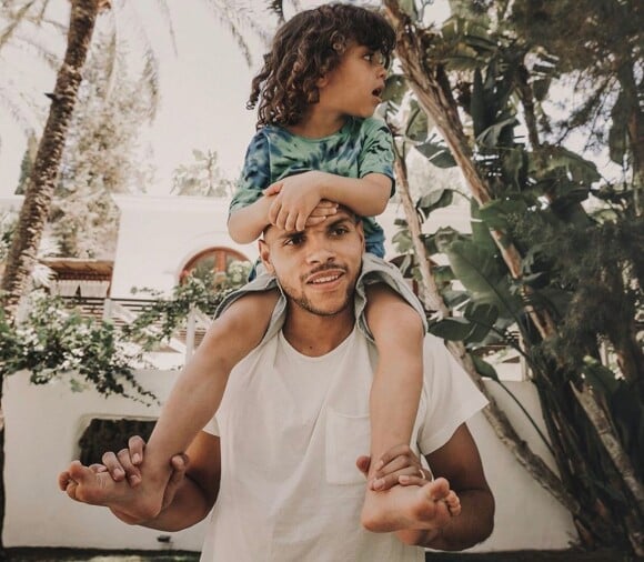 Martin Braithwaite et son fils Roméo, photo Instagram janvier 2020. Le footballeur et sa femme Anne-Laure attendent un quatrième enfant (un quatrième garçon !) pour avril 2020.