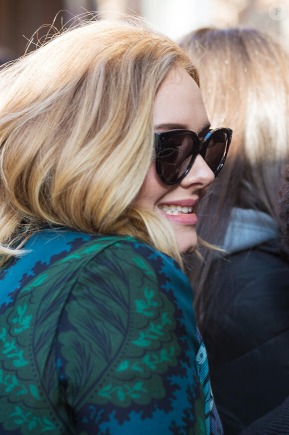 La chanteuse Adele rencontre ses fans dans la rue à New York, le 25 novembre 2015. E