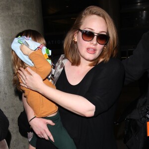 La chanteuse Adele et son fils Angelo Konecki arrivent à l'aéroport LAX de Los Angeles le 3 janvier 2015.