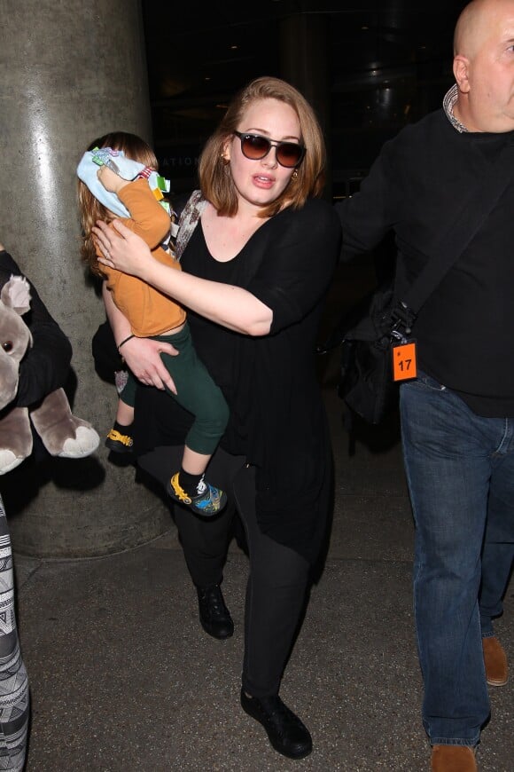 La chanteuse Adele et son fils Angelo Konecki arrivent à l'aéroport LAX de Los Angeles le 3 janvier 2015.
