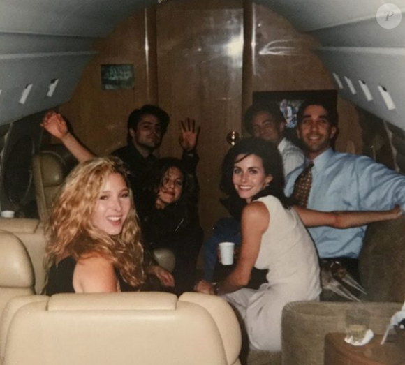 Photo postée par Courteney Cox, sur laquelle les 6 acteurs de Friends posent, peu avant la diffusion pour la première fois du show