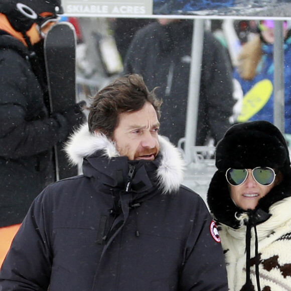 Exclusif - Laeticia Hallyday et son compagnon Pascal Balland lors d'une journée au ski à la station "Big Sky" dans le Montana avec leurs filles respectives, le 16 février 2020.