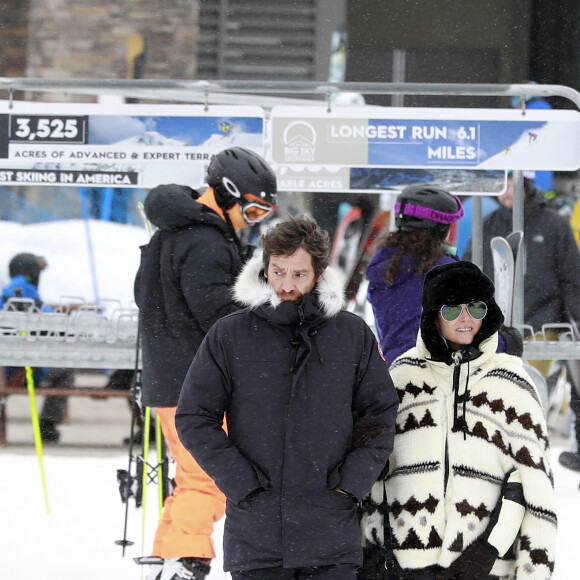 Exclusif - Laeticia Hallyday et son compagnon Pascal Balland lors d'une journée au ski à la station "Big Sky" dans le Montana avec leurs filles respectives, le 16 février 2020.