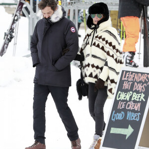 Exclusif - Laeticia Hallyday et son compagnon Pascal Balland lors d'une journée au ski à la station "Big Sky" dans le Montana avec leurs filles respectives, le 16 février 2020.