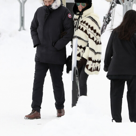 Exclusif - Laeticia Hallyday et son compagnon Pascal Balland lors d'une journée au ski à la station "Big Sky" dans le Montana avec leurs filles respectives, le 16 février 2020.