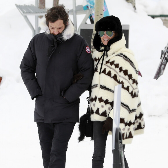 Exclusif - Laeticia Hallyday et son compagnon Pascal Balland lors d'une journée au ski à la station "Big Sky" dans le Montana avec leurs filles respectives, le 16 février 2020.