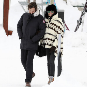 Exclusif - Laeticia Hallyday et son compagnon Pascal Balland lors d'une journée au ski à la station "Big Sky" dans le Montana avec leurs filles respectives, le 16 février 2020.