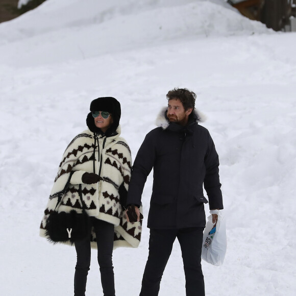 Exclusif - Laeticia Hallyday et son compagnon Pascal Balland lors d'une journée au ski à la station "Big Sky" dans le Montana avec leurs filles respectives, le 16 février 2020.