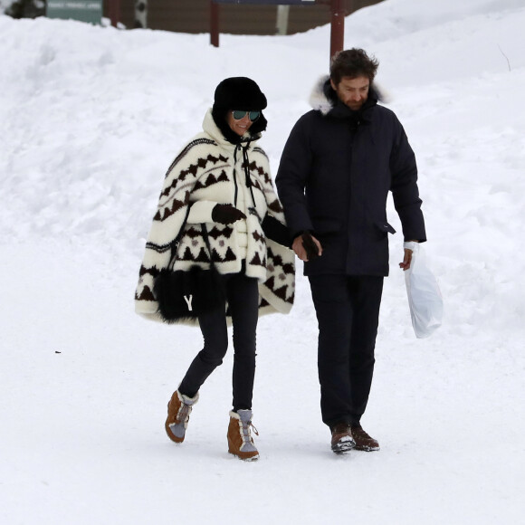 Exclusif - Laeticia Hallyday et son compagnon Pascal Balland lors d'une journée au ski à la station "Big Sky" dans le Montana avec leurs filles respectives, le 16 février 2020.
