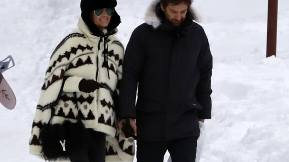 Laeticia Hallyday et Pascal Balland câlins au ski, pour des vacances en famille