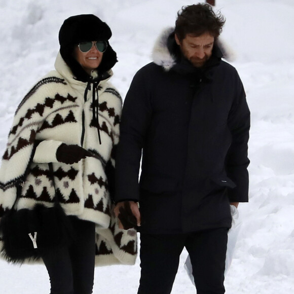 Exclusif - Laeticia Hallyday et son compagnon Pascal Balland lors d'une journée au ski à la station "Big Sky" dans le Montana avec leurs filles respectives, le 16 février 2020.