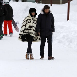 Exclusif - Laeticia Hallyday et son compagnon Pascal Balland lors d'une journée au ski à la station "Big Sky" dans le Montana avec leurs filles respectives, le 16 février 2020.