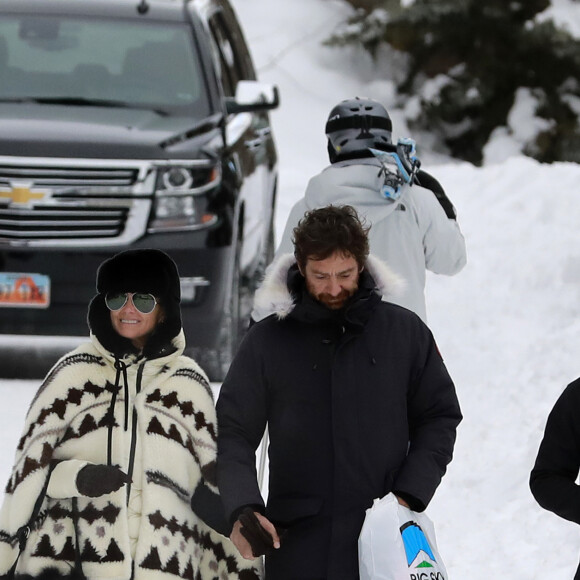 Exclusif - Laeticia Hallyday et son compagnon Pascal Balland lors d'une journée au ski à la station "Big Sky" dans le Montana avec leurs filles respectives, le 16 février 2020.