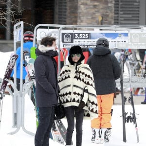 Exclusif - Laeticia Hallyday et son compagnon Pascal Balland lors d'une journée au ski à la station "Big Sky" dans le Montana avec leurs filles respectives, le 16 février 2020.