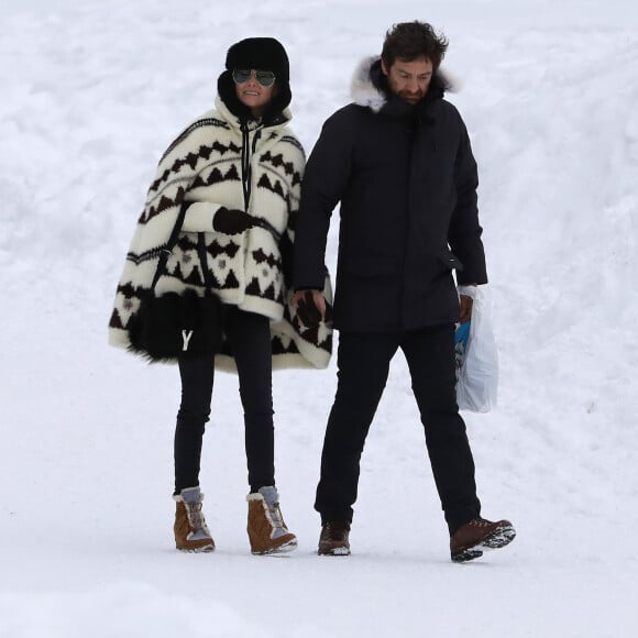 Exclusif - Laeticia Hallyday et son compagnon Pascal Balland lors d'une journée au ski à la station "Big Sky" dans le Montana avec leurs filles respectives, le 16 février 2020.