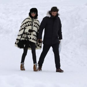 Exclusif - Laeticia Hallyday et son compagnon Pascal Balland lors d'une journée au ski à la station "Big Sky" dans le Montana avec leurs filles respectives, le 16 février 2020.