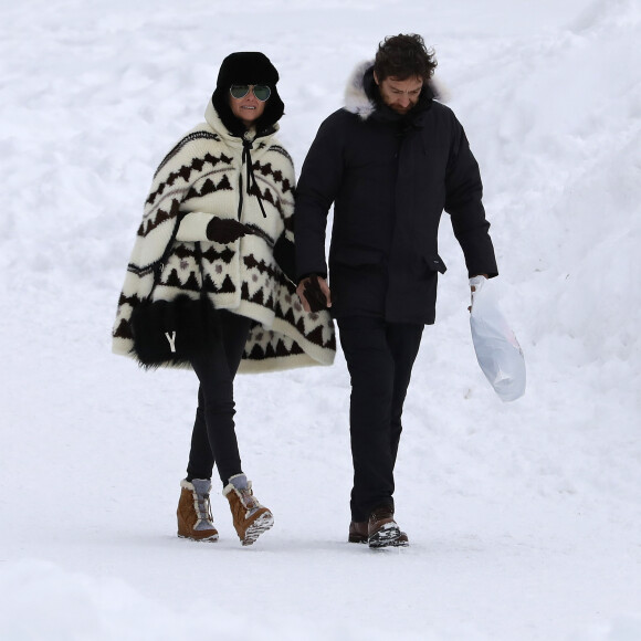 Exclusif - Laeticia Hallyday et son compagnon Pascal Balland lors d'une journée au ski à la station "Big Sky" dans le Montana avec leurs filles respectives, le 16 février 2020.