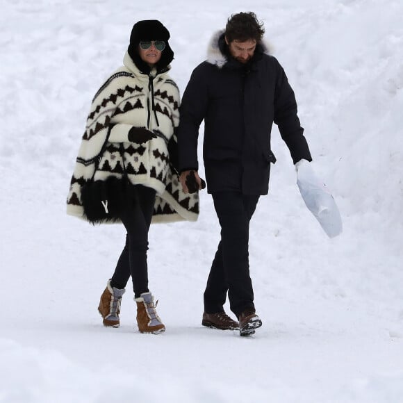 Exclusif - Laeticia Hallyday et son compagnon Pascal Balland lors d'une journée au ski à la station "Big Sky" dans le Montana avec leurs filles respectives, le 16 février 2020.