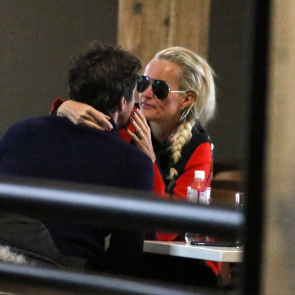 Exclusif - Laeticia Hallyday et son compagnon Pascal Balland lors d'une journée au ski à la station "Big Sky" dans le Montana avec leurs filles respectives, le 16 février 2020.