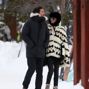 Exclusif - Laeticia Hallyday et son compagnon Pascal Balland lors d'une journée au ski à la station "Big Sky" dans le Montana avec leurs filles respectives, le 16 février 2020.