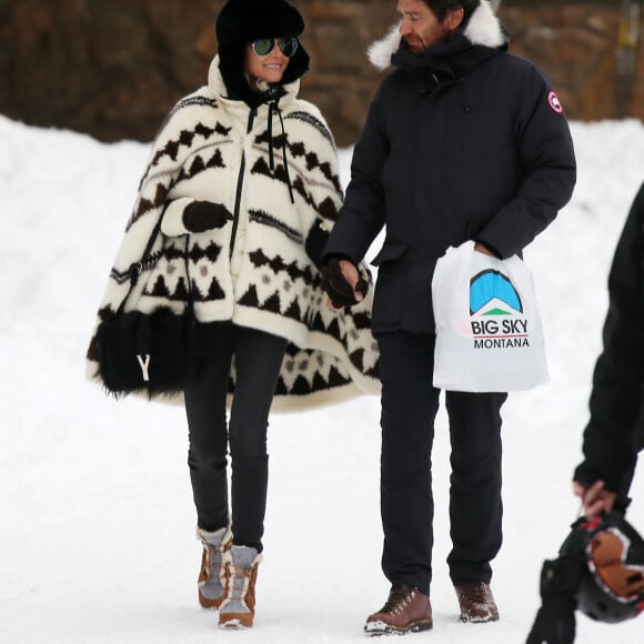 Exclusif - Laeticia Hallyday et son compagnon Pascal Balland lors d'une journée au ski à la station "Big Sky" dans le Montana avec leurs filles respectives, le 16 février 2020.