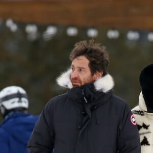 Exclusif - Laeticia Hallyday et son compagnon Pascal Balland lors d'une journée au ski à la station "Big Sky" dans le Montana avec leurs filles respectives, le 16 février 2020.