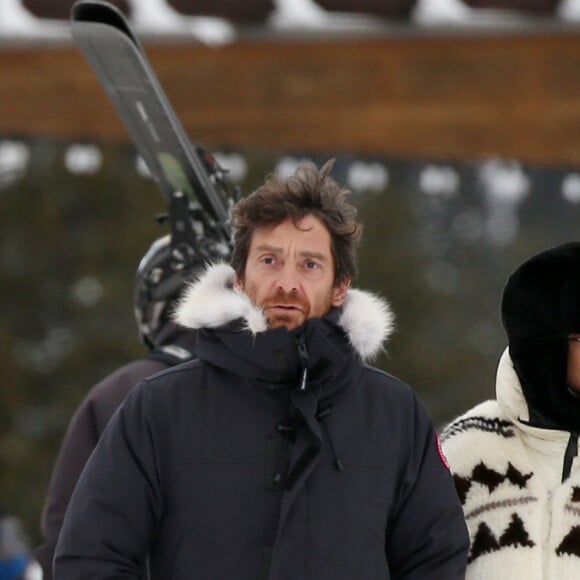 Exclusif - Laeticia Hallyday et son compagnon Pascal Balland lors d'une journée au ski à la station "Big Sky" dans le Montana avec leurs filles respectives, le 16 février 2020.