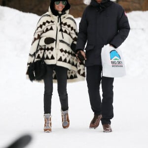 Exclusif - Laeticia Hallyday et son compagnon Pascal Balland lors d'une journée au ski à la station "Big Sky" dans le Montana avec leurs filles respectives, le 16 février 2020.