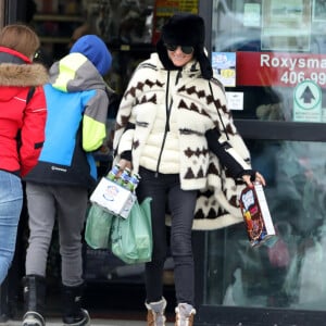 Exclusif - Laeticia Hallyday - Laeticia Hallyday et son compagnon Pascal Balland lors d'une journée au ski à la station "Big Sky" dans le Montana avec leurs filles respectives, le 16 février 2020.