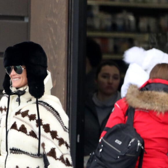 Exclusif - Laeticia Hallyday - Laeticia Hallyday et son compagnon Pascal Balland lors d'une journée au ski à la station "Big Sky" dans le Montana avec leurs filles respectives, le 16 février 2020.