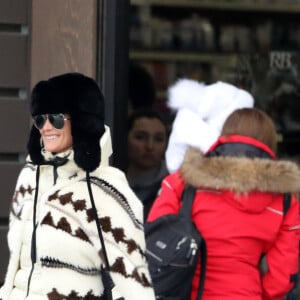 Exclusif - Laeticia Hallyday - Laeticia Hallyday et son compagnon Pascal Balland lors d'une journée au ski à la station "Big Sky" dans le Montana avec leurs filles respectives, le 16 février 2020.