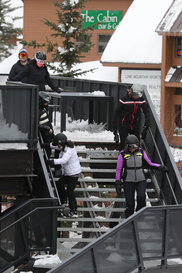 Exclusif - Joy Hallyday, Jade Hallyday et Mathilde Balland avec Ghislaine Stouvenot (la femme de Phlippe Stouvenot) - Laeticia Hallyday et son compagnon Pascal Balland lors d'une journée au ski à la station "Big Sky" dans le Montana avec leurs filles respectives, le 16 février 2020.