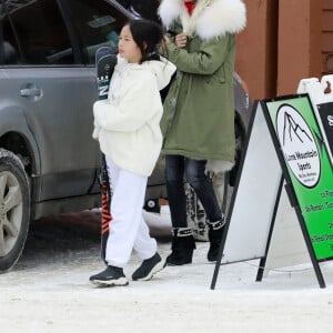 Exclusif - Laeticia Hallyday, ses filles Jade et Joy, son compagnon Pascal Balland et sa fille Mathilde arrivent dans le Montana pour un séjour au ski, le 15 février 2020.