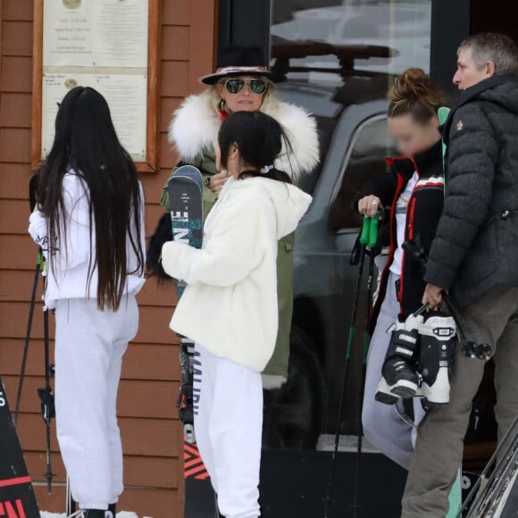 Exclusif - Laeticia Hallyday, ses filles Jade et Joy, son compagnon Pascal Balland et sa fille Mathilde arrivent dans le Montana pour un séjour au ski, le 15 février 2020.