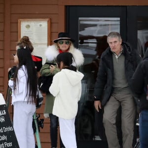 Exclusif- Laeticia Hallyday, ses filles Jade et Joy, son compagnon Pascal Balland et sa fille Mathildearrivent dans le Montana pour un séjour au ski, le 15 février 2020.