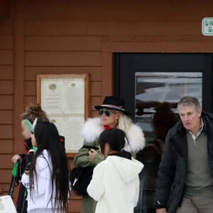 Exclusif - Laeticia Hallyday, ses filles Jade et Joy, son compagnon Pascal Balland et sa fille Mathilde arrivent dans le Montana pour un séjour au ski, le 15 février 2020.