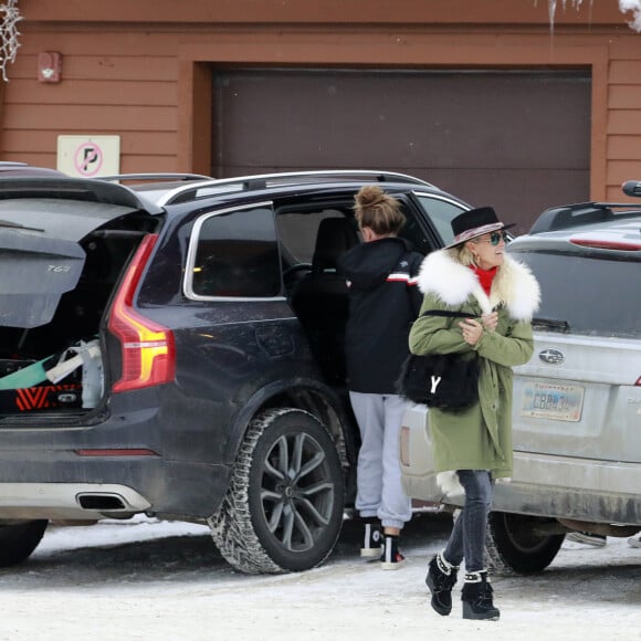 Exclusif - Laeticia Hallyday, ses filles Jade et Joy, son compagnon Pascal Balland et sa fille Mathilde arrivent dans le Montana pour un séjour au ski, le 15 février 2020.