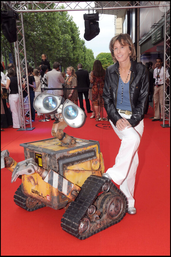 Pascale Clark qui prête sa voix à l'ordinateur du vaisseau spatial L'Axiome dans la version française - Première du film "Wall.E" au Gaumont Marignan à Paris, le 17 juillet 2008.